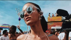 Sensual disfraz de la novia de Neymar en el carnaval con homenaje al futbolista