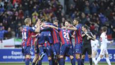 Los jugadores del Huesca celebran el tanto que marcó Jair Amador y que les dio el triunfo contra la Cultura Leonesa (1-0).