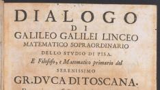 'Diálogos sobre los dos máximos sistemas del mundo' (1632) es una de las obras que Galileo escribió en italiano, en lugar de usar el latín