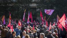 Cientos de pensionistas han llevado hoy su protesta a las puertas de la delegación del Gobierno en Zaragoza