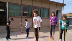 Juegos con zancos y malabares en el recreo del colegio de Belia de Belchite.