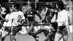 Anquela, delantero centro del Elche, remata cayéndose dentro del área zaragocista en el último minuto del partido que ganó el Real Zaragoza 1-0 en 1984. Tras él, Surjak. Delante, de espaldas, Casuco.