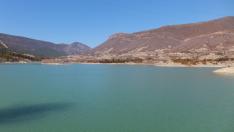 Imagen que presenta el embalse de Arguis