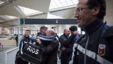 En primer término a la derecha, Santi Herrero. Detrás, Arturo Santamaría se abraza a José Ramón Moreno, Tejel llega sonriente a la estación Delicias, y Juan Fernández.