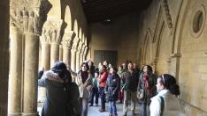 Turistas de Zaragoza visitando el claustro de San Pedro, en Huesca, durante la festividad de San Valero el pasado 29 de enero