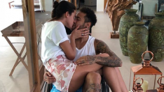 Neymar pasea a su novia en silla de ruedas antes de someterse a la operación
