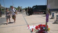 Los vecinos de Cambrils y los turistas homenajearon a las víctimas del atentado yihadista.