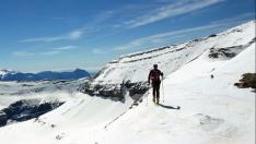 Esquiador en la loma del pico Tobacor, en el Parque Nacional de Ordesa y Monte Perdido.