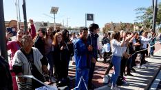 Un grupo de personas se manifiesta frente a la Comandancia de la Guardia Civil de Almería.