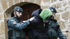 El detenido, custodiado por la Guardia Civil.