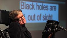 Hawking participa en un congreso sobre agujeros negros en 2006