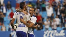 Borja y Pombo celebran un gol del gallego.