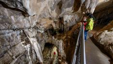 Cueva de las Güixas en la localidad de Villanúa, que amplia su horario esta Semana Santa.
