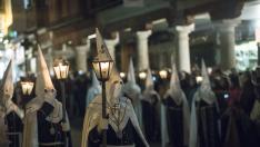 Los cofrades de la Virgen de la Soledad procesionaron por la plaza del Torico.
