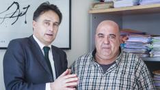 El abogado Juan Carlos Macarrón, a la izquierda, junto a Javier Laínez, hermano del fallecido Víctor Laínez.