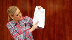 La presidenta de la comunidad de Madrid, Cristina Cifuentes, en un pleno extraordinario.
