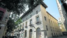 Palacio Fuenclara. Construido a finales del siglo XV, ha sufrido numerosas reformas posteriores. Hoy sigue cerrado y abandonado en la calle de Fuenclara número 2 sin proyecto de reapertura.