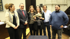 Los cuatro autores del descubrimiento científico junto a los vicerrectores de Política Cinetífica y Cultura y Proyección Social. De izda a dcha: Aina Badiola, Luis Miguel G. Vinuesa, Yolanda Polo, Ester Díaz, JI Canudo, y Miguel Moreno.