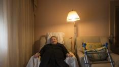 La zaragozana Carmen Hernández, de 93 años, en el salón una de las viviendas sin ascensor de Balsas Ebro Viejo.