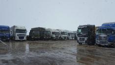 Camiones derivados por la Guardia Civil desde la A-23 a un área de servicio de Villafranca del Campo por la nevada.