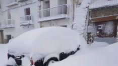 Un coche, cubierto de nieve este jueves, 12 de abril, en una calle de Valdelinares.