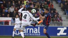 David Ferreiro, que ha regresado a la titularidad este jueves, intenta llevarse la pelota frente a un jugador del Albacete.