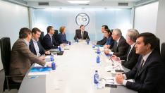 Fotografía facilitada por el Partido Popular del presidente del Gobierno, Mariano Rajoy (c), preside la reunión del Comité de Dirección del PP