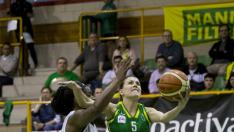 Gaby Ocete penetra a canasta ante Evans.