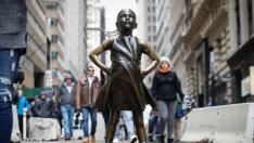 La estatua de la niña que desafía al toro de Wall Street cambia de ubicación
