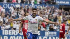 Papu abre los brazos al viento en su celebración del primer gol.