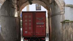 Un camión atraviesa uno de los arcos de la plaza de Chodes.