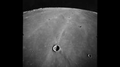 En la parte superior de la imagen se distingue Dorsum Azara, una arruga en la superficie lunar de más de 100 km de longitud