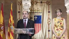 El presidente de Aragón, Javier Lambán, junto a la de las Cortes, Violeta Barba, este lunes, en la Aljafería.