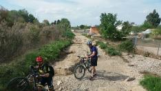 El camino natural de La Alfranca, intransitable en algunos tramos por la crecida del Ebro