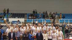 Los jugadores del CV Teruel con sus medallas y su copa tras la victoria en Almería.