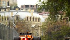 Ricciardo lanza un aviso en un primer día positivo en Bakú para Alonso y Sainz