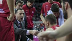 Pep Cargol indica un movimiento a sus jugadores durante un tiempo muerto en el pabellón Príncipe Felipe.