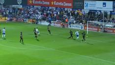 Momento en el que Toquero empuja a gol el balón repelido por el poste a disparo previo de Verdasca. Era el 0-1 en Reus este viernes.
