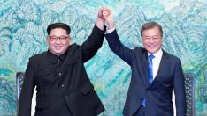 El líder norcoreano, Kim Jong-un, y el presidente surcoreano, Moon Jae-in, durante su histórico encuentro del pasado 27 de abril.