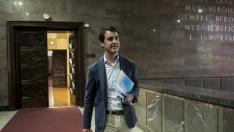 El concejal del PP Pedro Navarro, el pasado lunes, cuando hizo público el contrato adjudicado al miembro de ZEC Enrique de la Rosa.