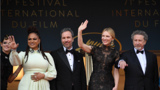 Cate Blanchett, saluda en el festival de Cannes