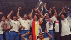 Los jugadores del Real Zaragoza celebran la Recopa conquistada el 10 de mayo de 1095