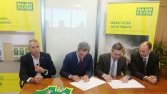 Javier Sierra, presidente del Stadium Casablanca (i), y Javier Sanz, director general de Mann+Hummel Ibérica (d), firman el acuerdo. A su lado, representantes de ambas entidades