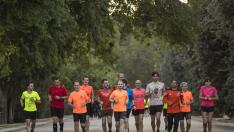 Varios miembros de la Escuela del Corredor de Running ZGZ se ejercitan en el Parque Grande de Zaragoza