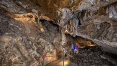 Interior de la cueva de las Güixas de Villanúa.