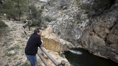 El alcalde Juan Ramón Cardo, en la zona remozada del barranco de la Hoz.