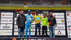 Jaime Rosón, en el centro, tras ganar la Vuelta a Aragón 2018.