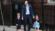 El príncipe Guillermo, acompañado de sus dos hijos, la princesa Charlotte y el príncipe George, pajes en la boda de sus tíos.