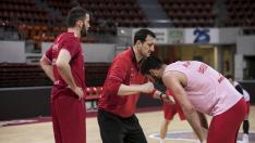 Cargol da instrucciones a Triguero ante la presencia de Nicola de Jong.