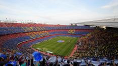 El Camp Nou homenajea a Iniesta